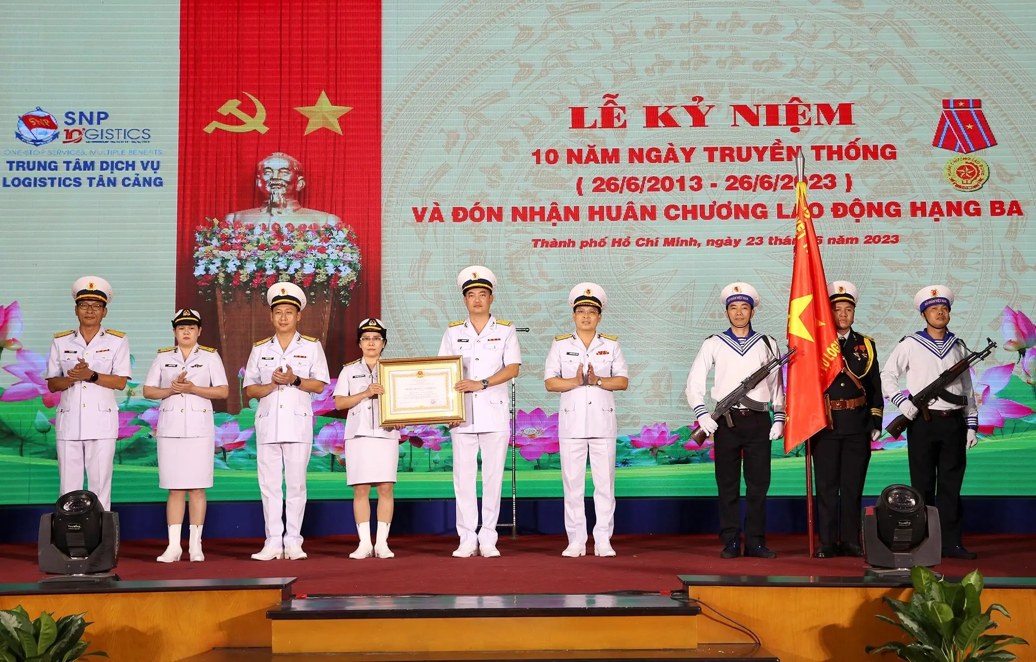 Thừa ủy quyền Chủ tịch nước, Đại tá Nguyễn Năng Toàn trao Huân chương Lao động hạng Ba tặng Trung tâm.
